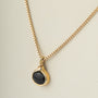 Geelgouden hanger met een onyx aan geelgouden Venetiaans collier