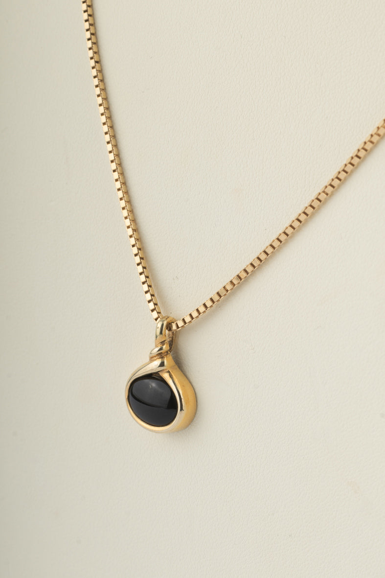 Geelgouden hanger met een onyx aan geelgouden Venetiaans collier