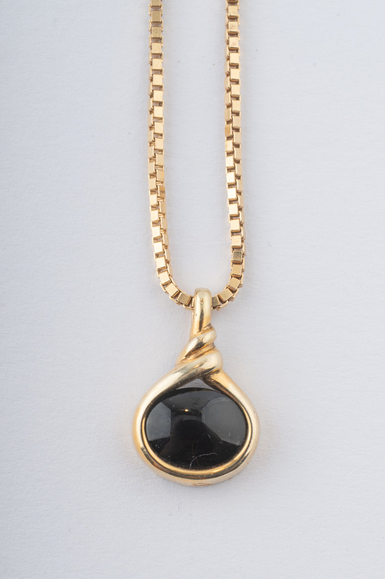 Geelgouden hanger met een onyx aan geelgouden Venetiaans collier