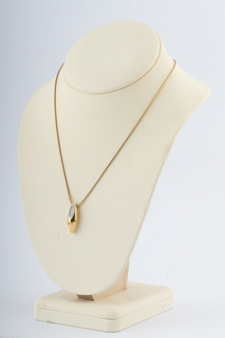 Geelgouden hanger met briljanten aan geelgouden slangencollier