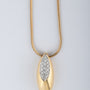Geelgouden hanger met briljanten aan geelgouden slangencollier