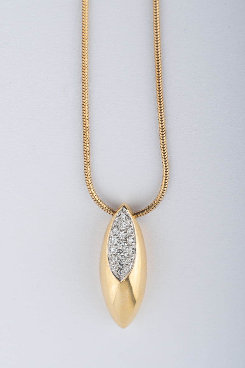 Geelgouden hanger met briljanten aan geelgouden slangencollier
