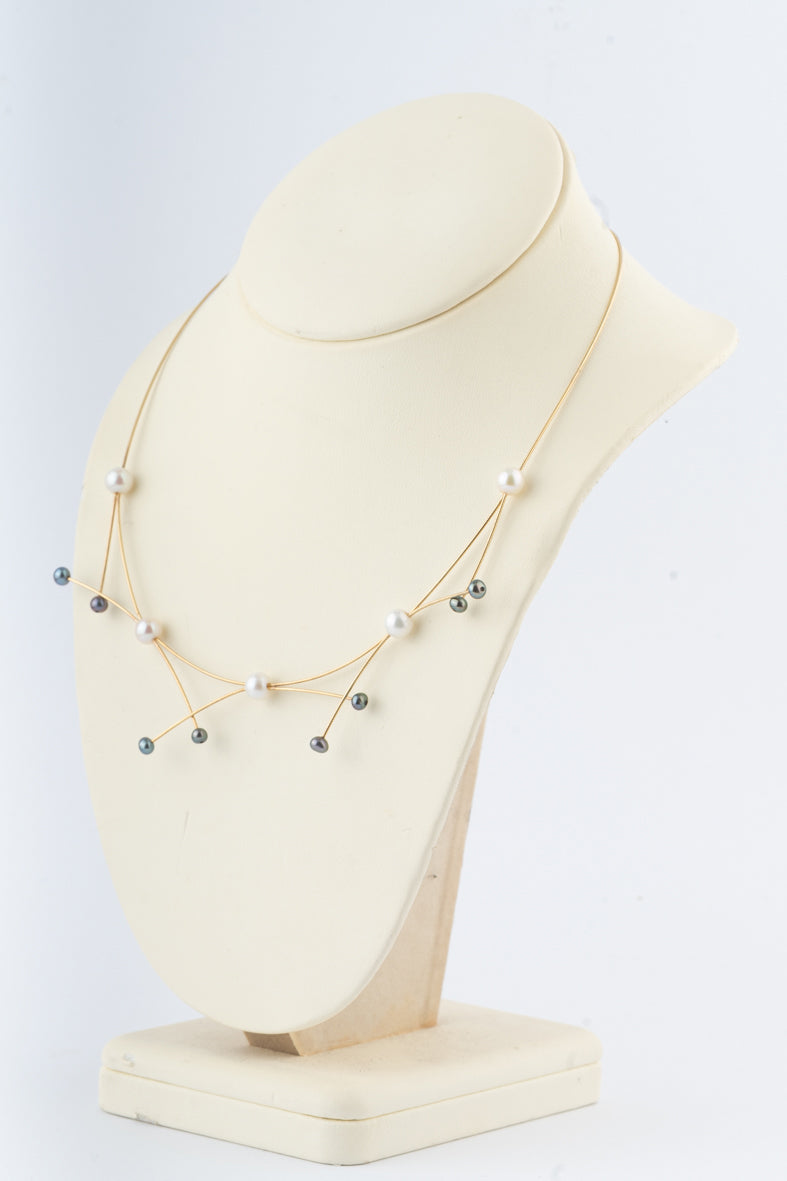 Geelgouden modern collier met parels