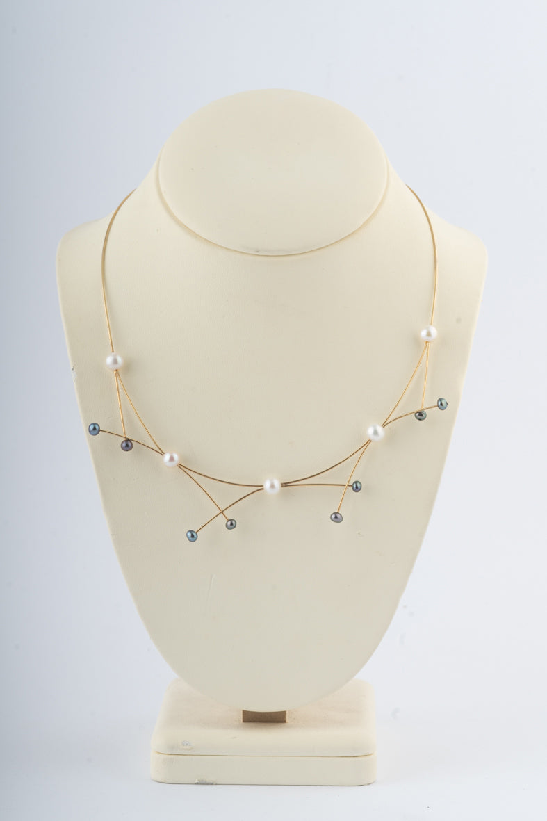 Geelgouden modern collier met parels
