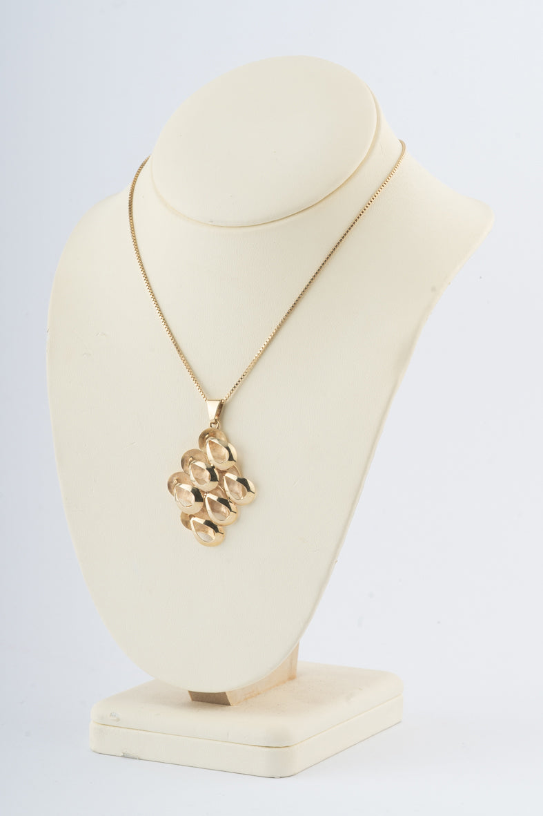 Geelgouden hanger aan geelgouden Venetiaans collier