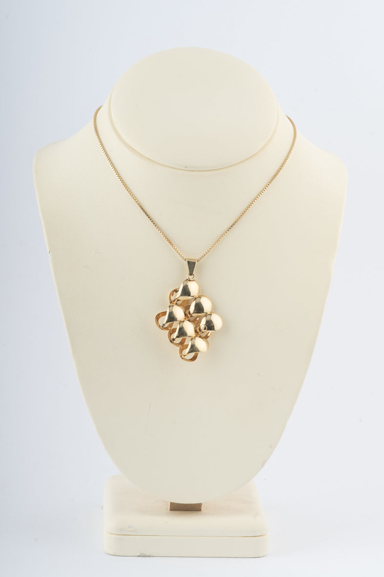 Yellow gold pendant on a yellow gold Venetian necklace