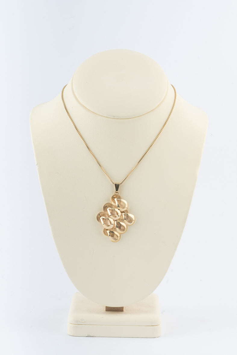 Geelgouden hanger aan geelgouden Venetiaans collier