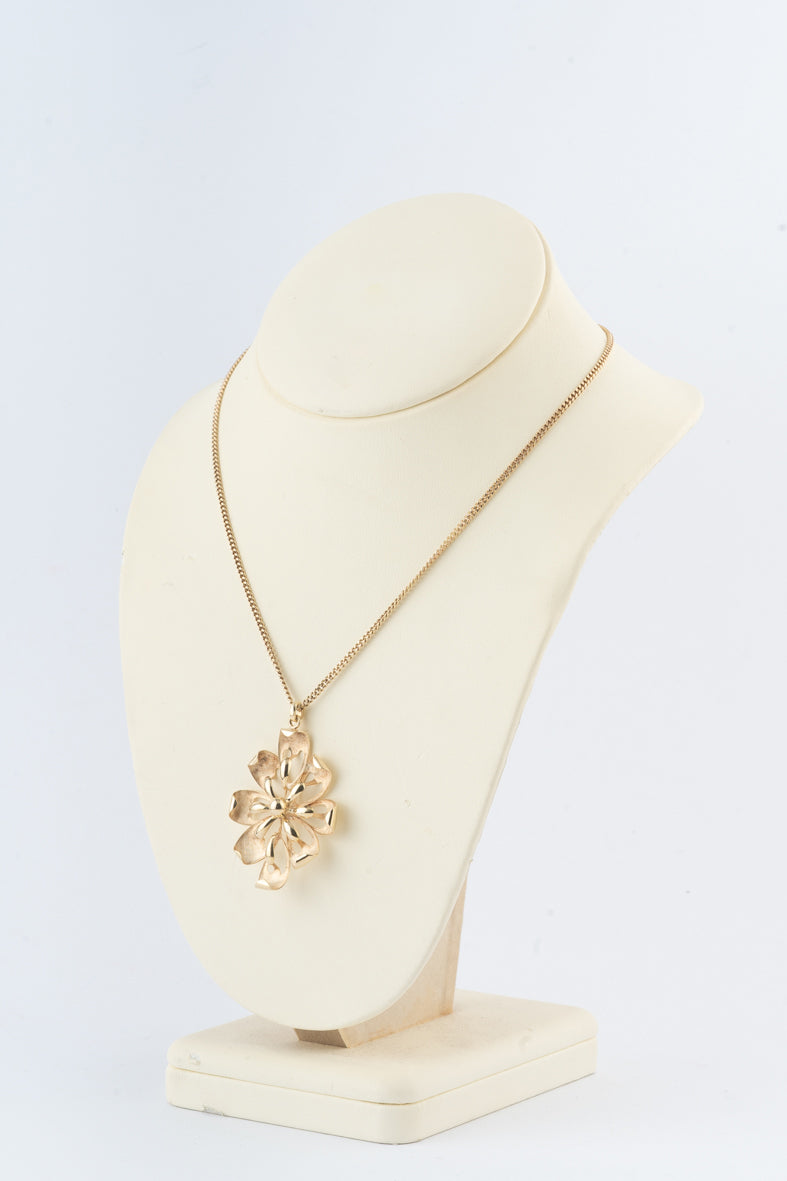 Geelouden bloemhanger aan geelgouden gourmet collier