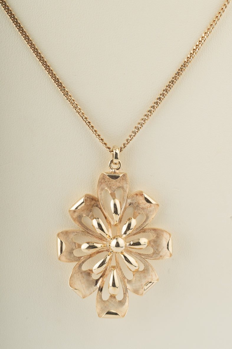 Geelouden bloemhanger aan geelgouden gourmet collier