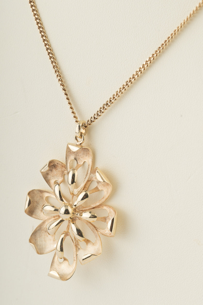 Geelouden bloemhanger aan geelgouden gourmet collier