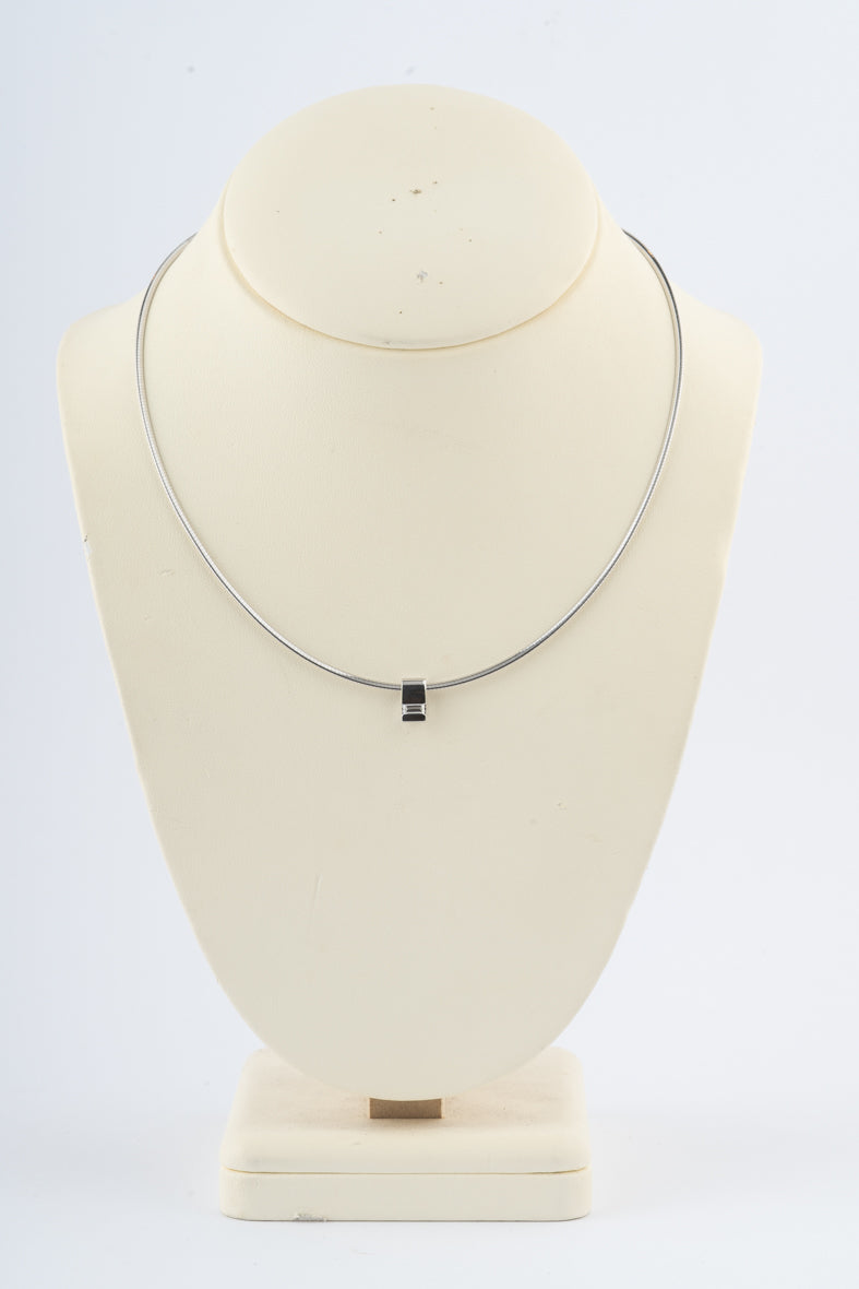Witgouden hanger met een diamant aan witgouden omega collier