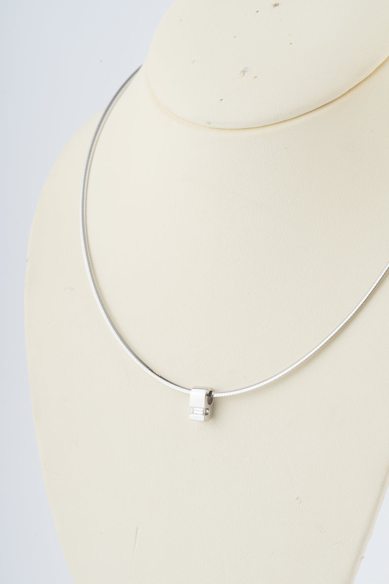 Witgouden hanger met een diamant aan witgouden omega collier
