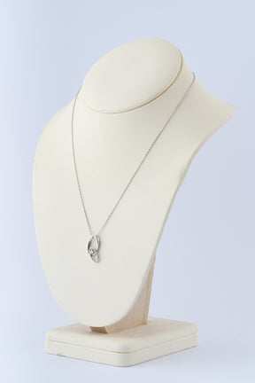 Wit gouden hanger met briljanten aan wit gouden anker collier