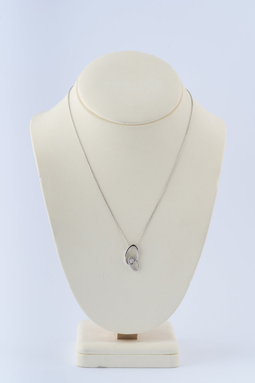 Wit gouden hanger met briljanten aan wit gouden anker collier