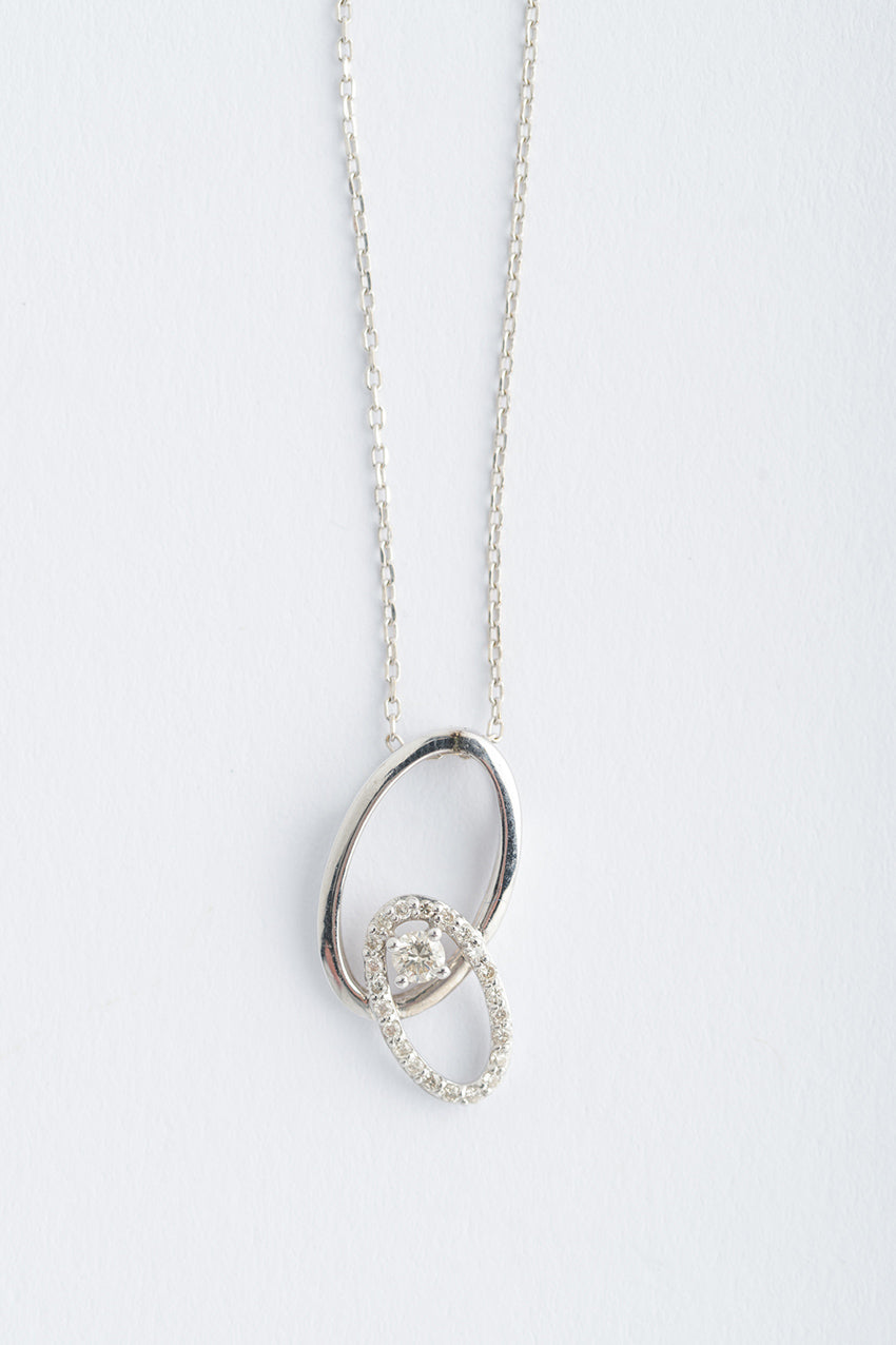 Wit gouden hanger met briljanten aan wit gouden anker collier