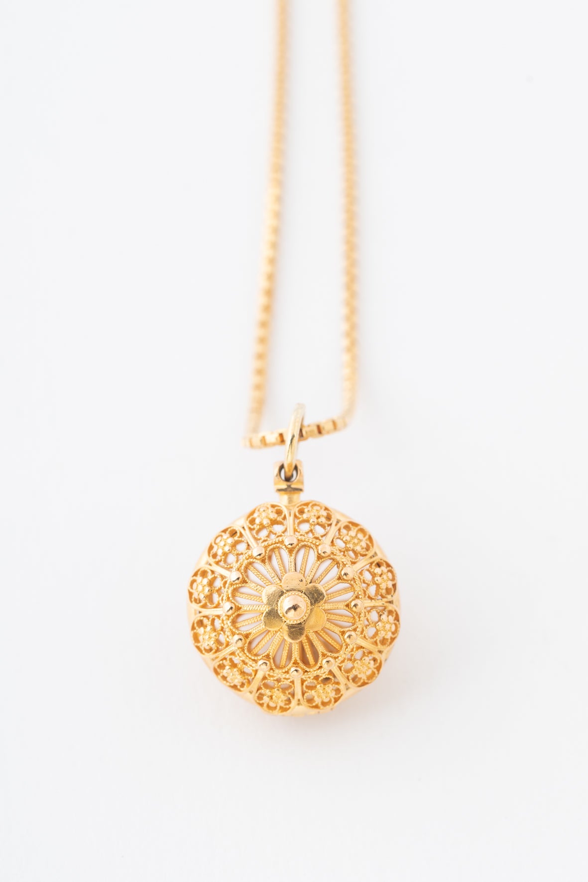 Geelgouden filigrain hanger aan geelgouden Venetiaans collier