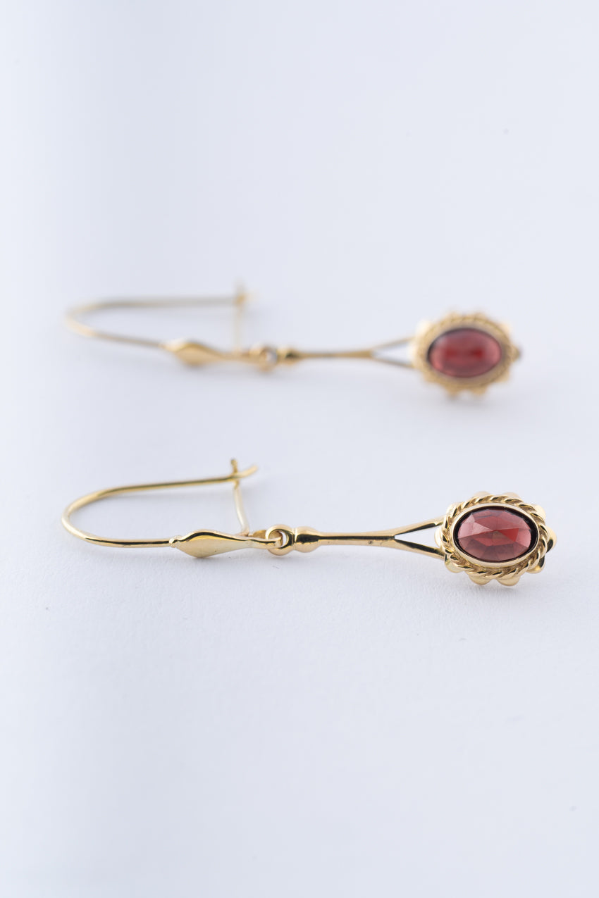 Gouden oorhangers met een granaat