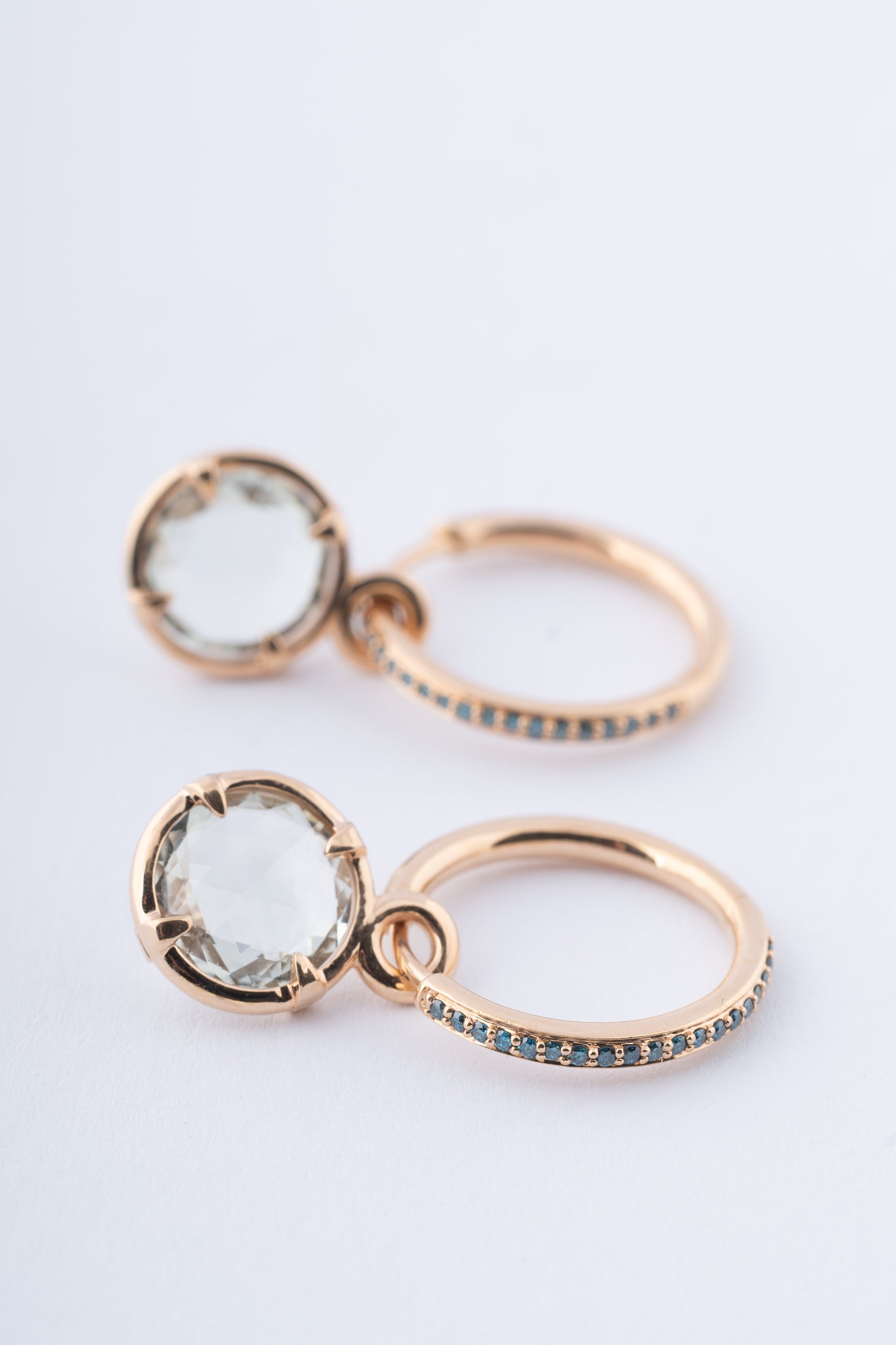 Gouden oorringen met briljanten met aan elk een prasioliet