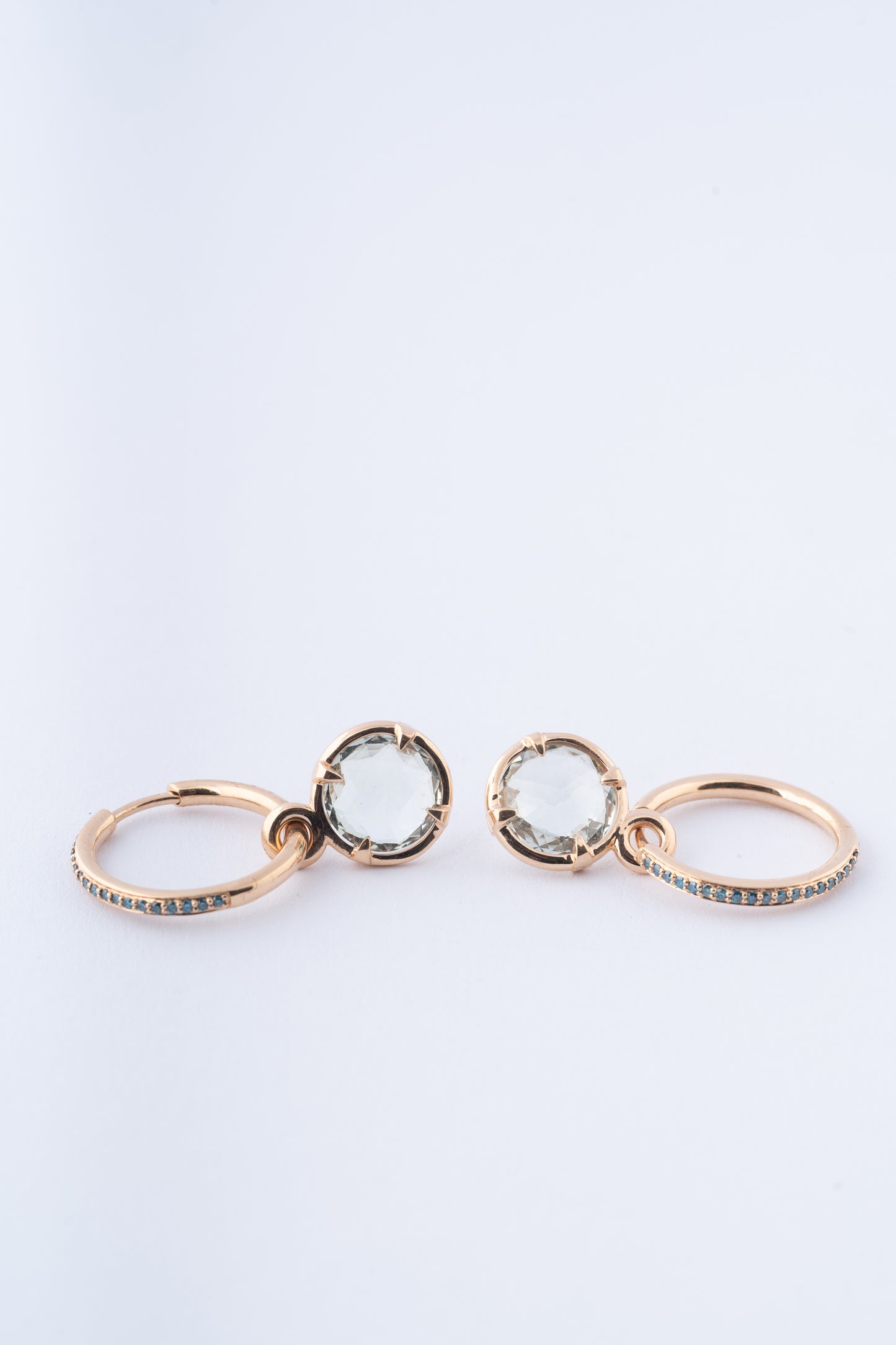 Gouden oorringen met briljanten met aan elk een prasioliet