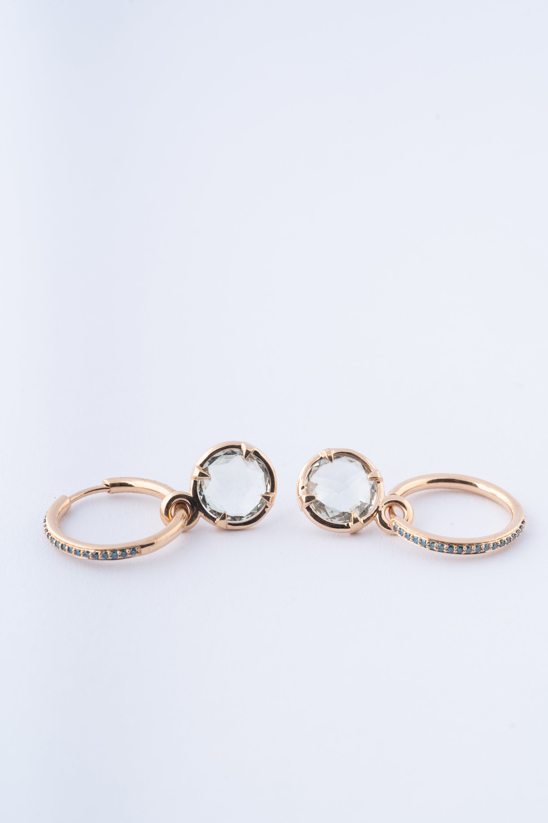 Gouden oorringen met briljanten met aan elk een prasioliet