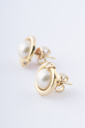 Gouden oorknoppen met mabé parel en diamant