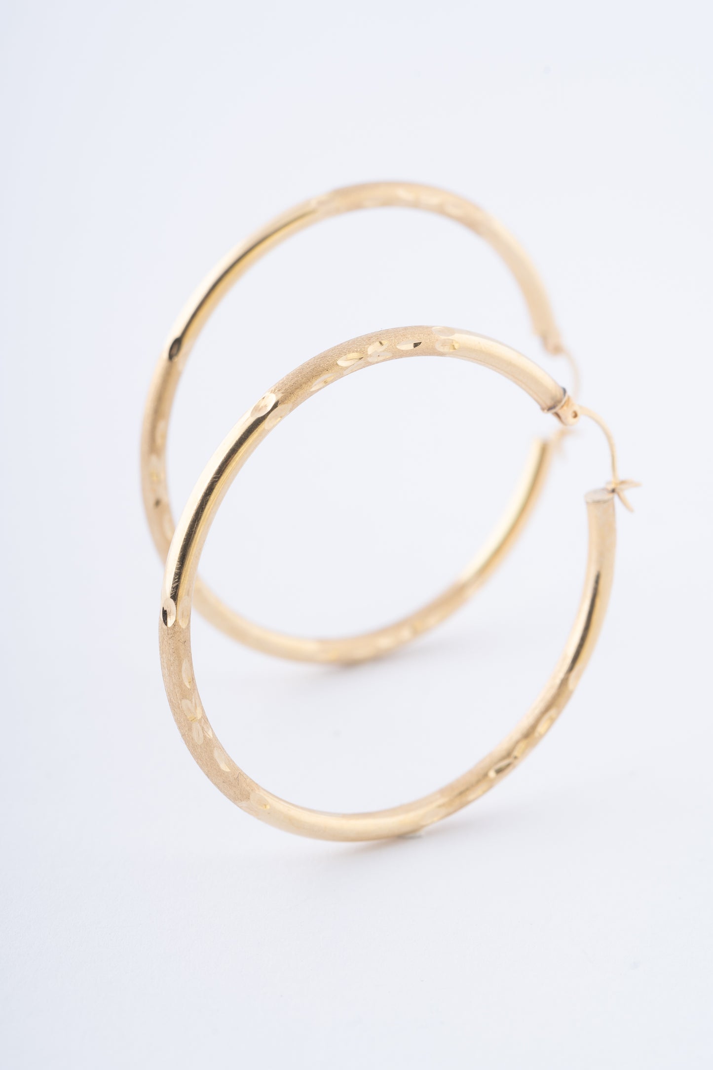 Gouden bewerkte oorringen