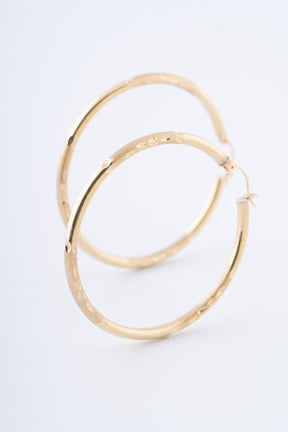 Gouden bewerkte oorringen