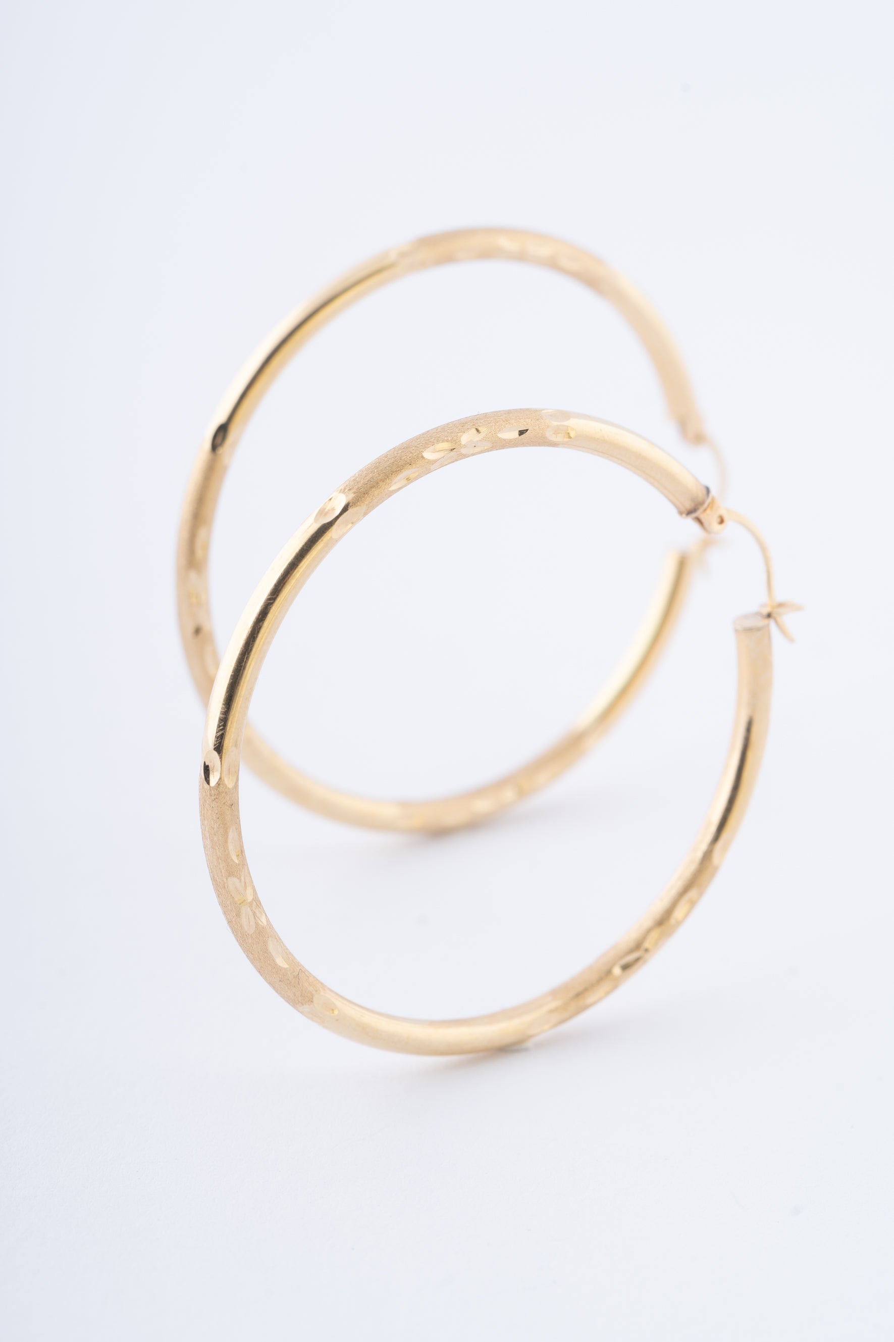 Gouden bewerkte oorringen