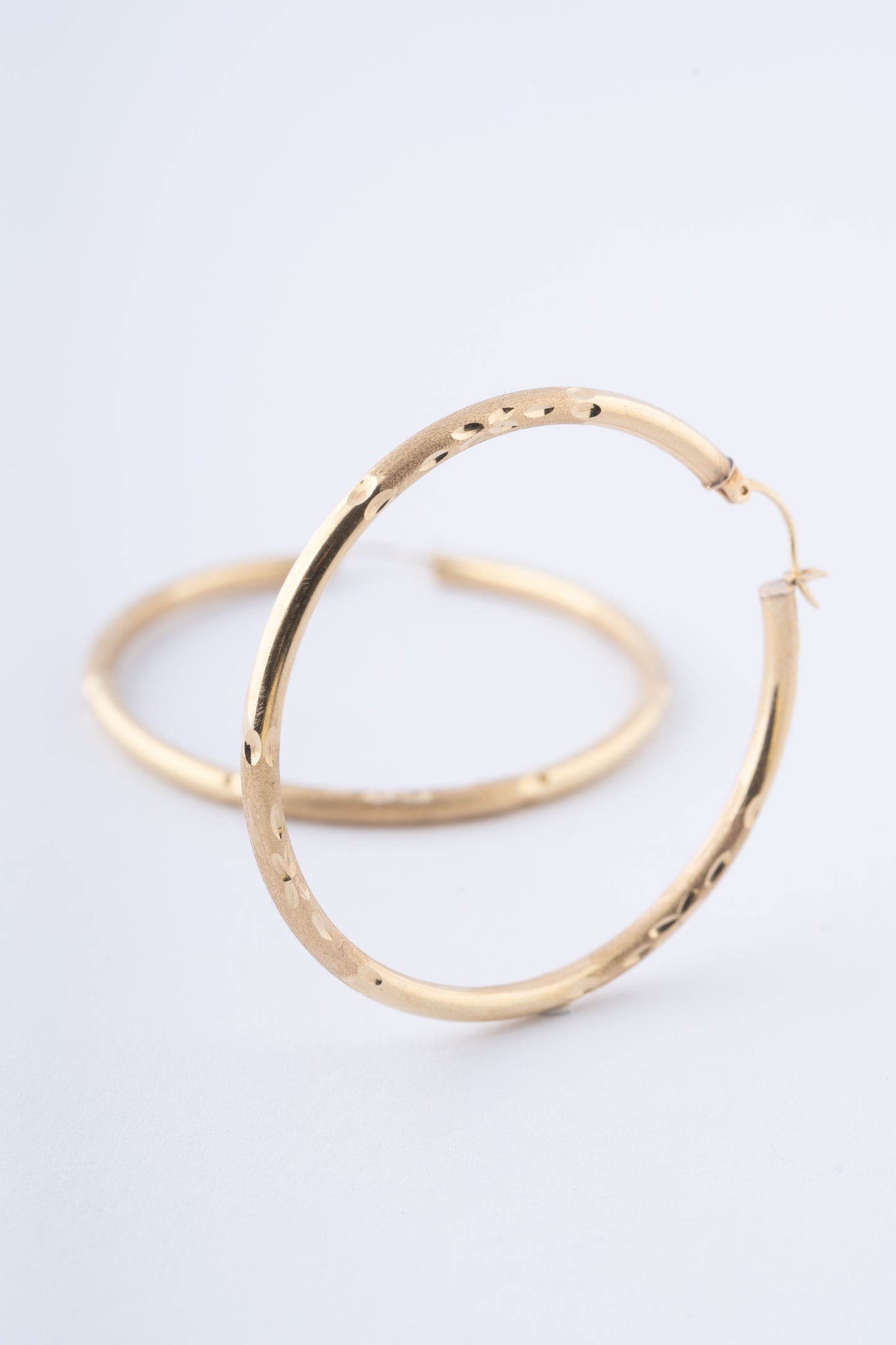 Gouden bewerkte oorringen