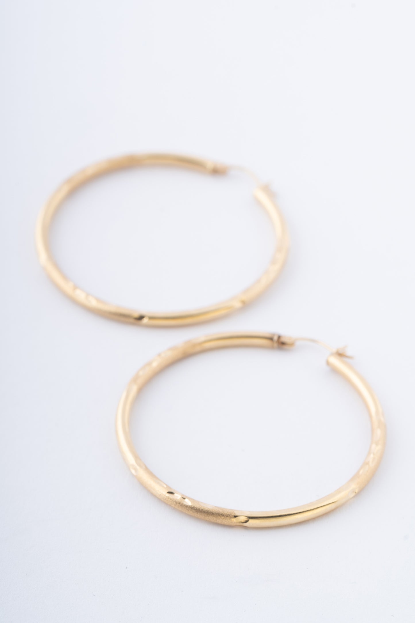 Gouden bewerkte oorringen