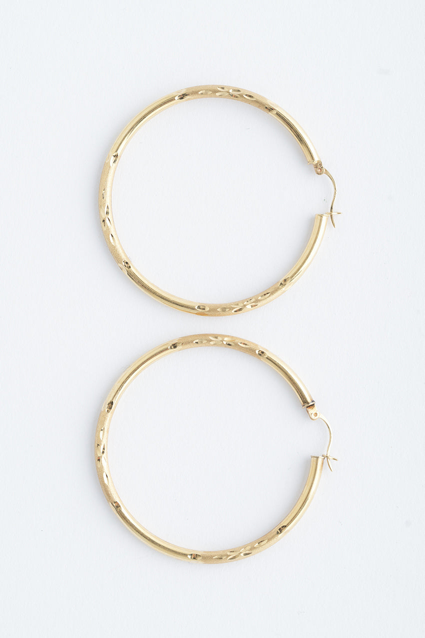 Gouden bewerkte oorringen