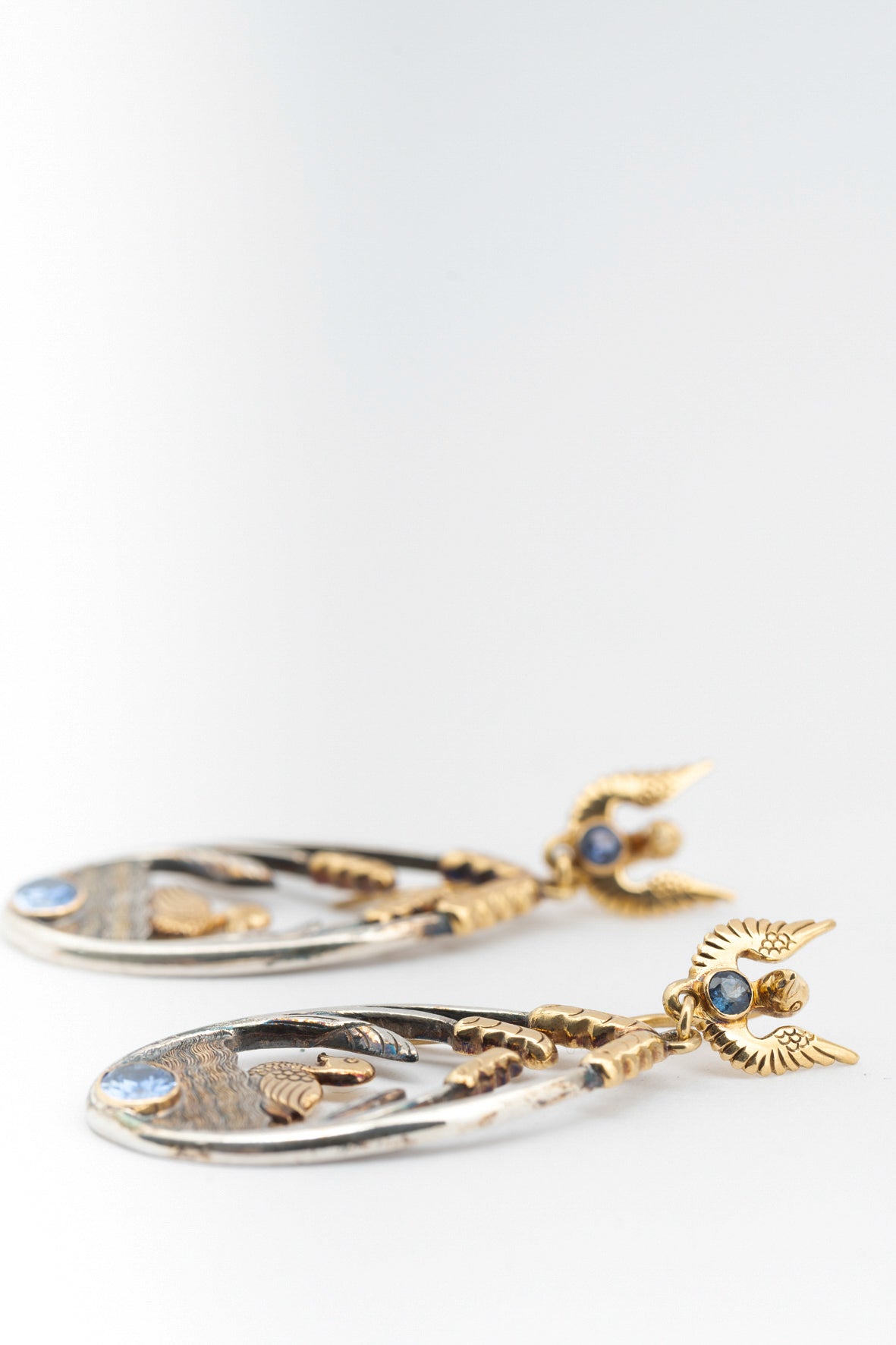 Geel gouden oor hangers met zilver en saffieren