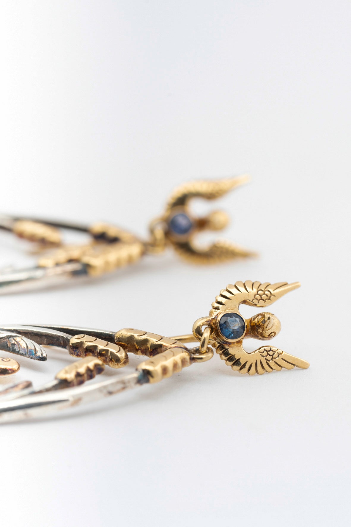 Geel gouden oor hangers met zilver en saffieren