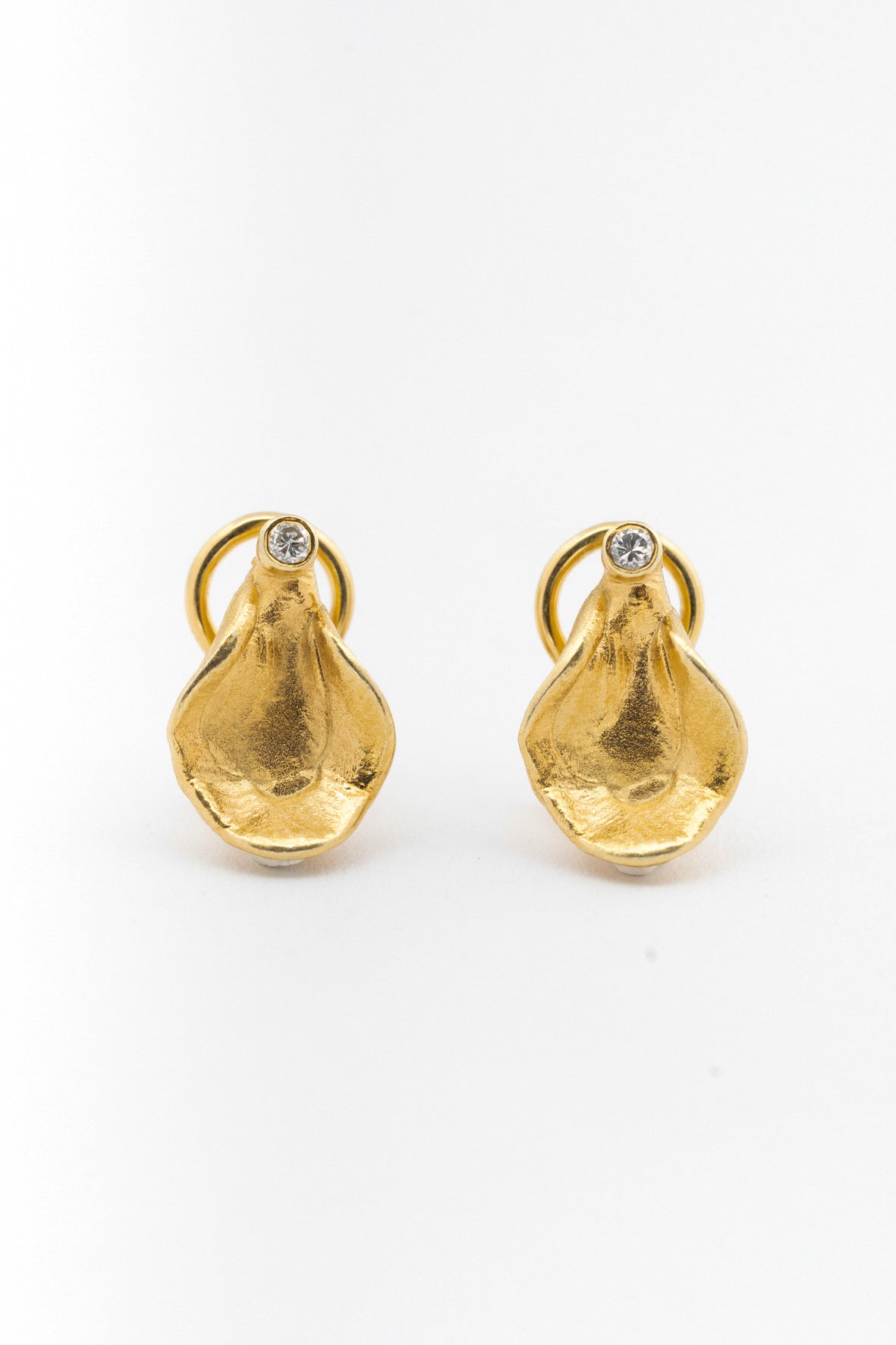 Geel gouden oorclips met briljant, Scandinavisch design