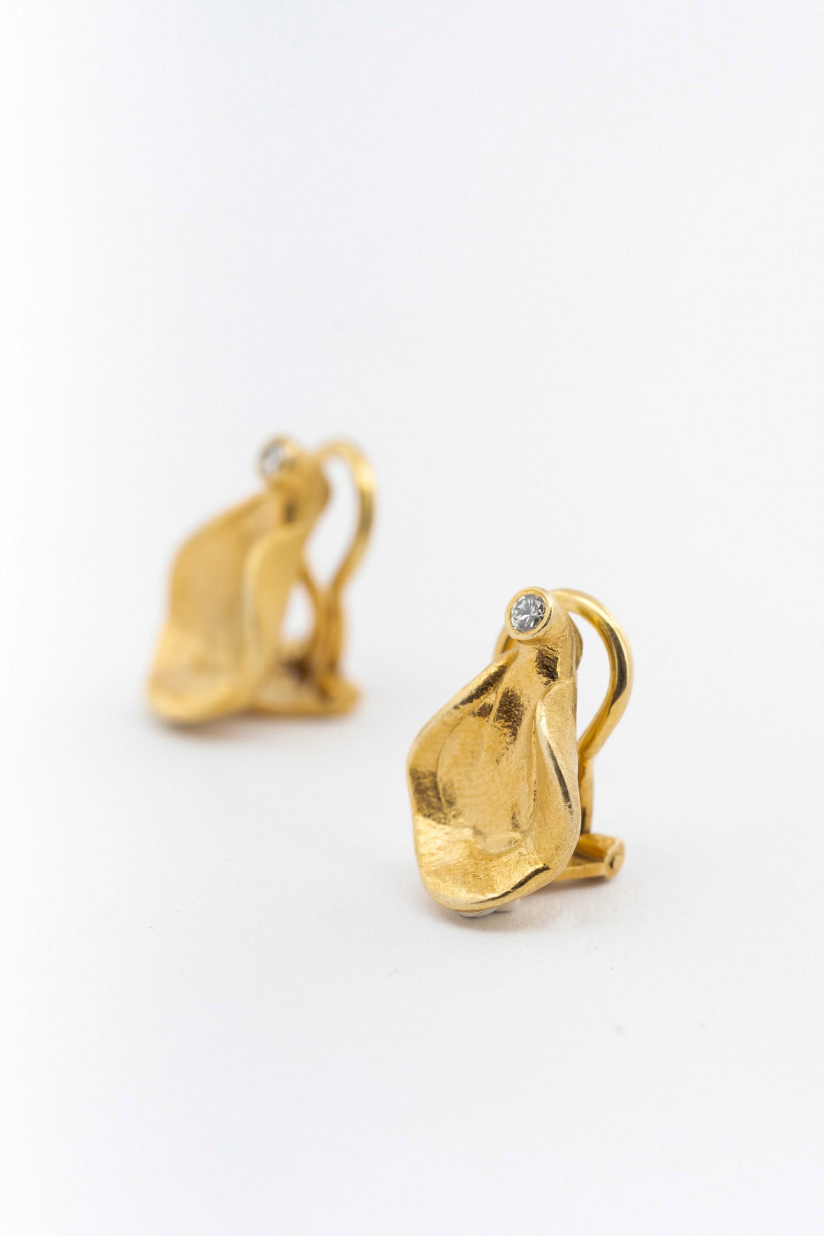Geel gouden oorclips met briljant, Scandinavisch design