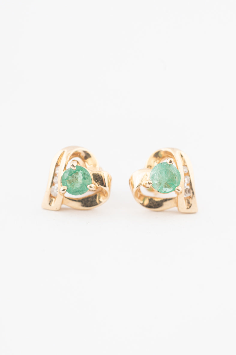 Geelgouden oorknoppen met smaragd en diamanten