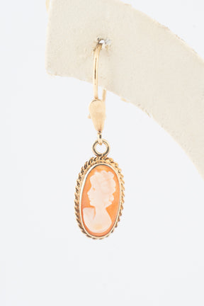 Geelgouden oorhangers met schelpcamee