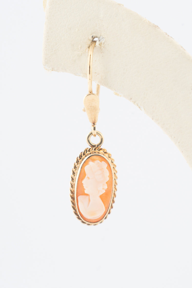 Geelgouden oorhangers met schelpcamee