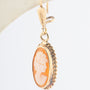 Geelgouden oorhangers met schelpcamee