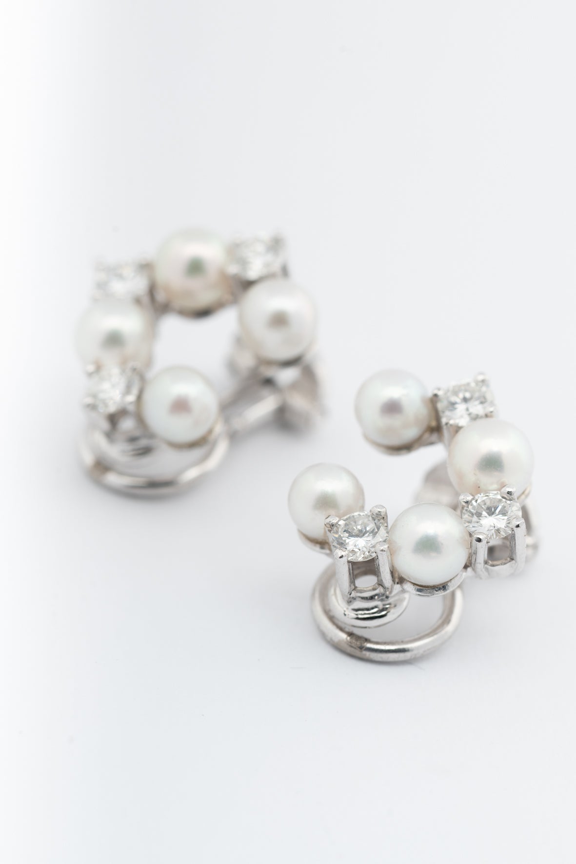 Wit gouden oorclips met briljanten en parels