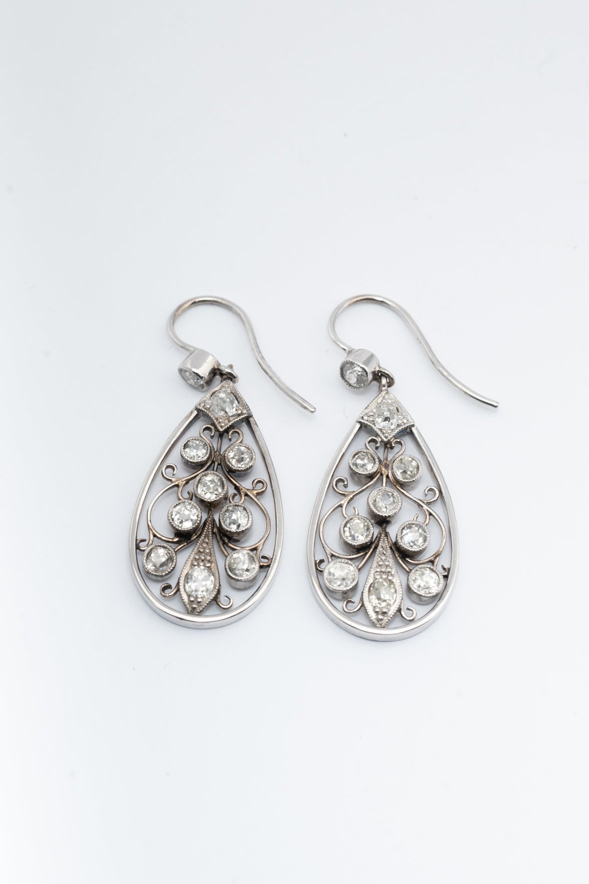Antieke wit gouden Art Nouveau oor hangers met briljanten