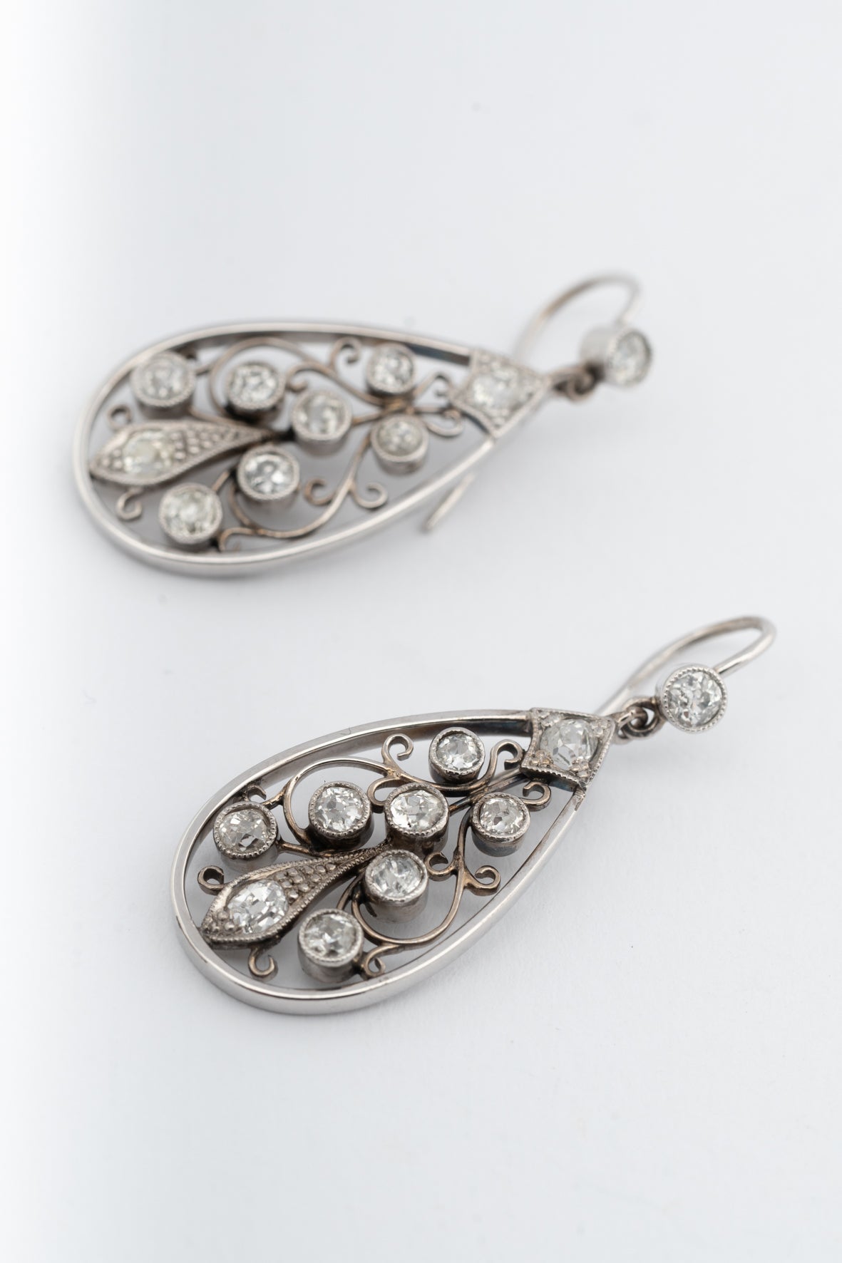 Antieke wit gouden Art Nouveau oor hangers met briljanten
