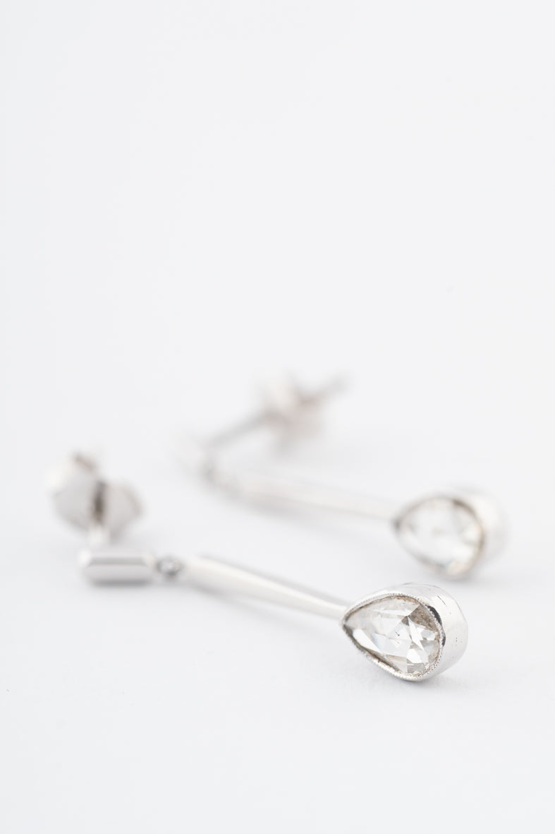 White gold drop earrings with diamond