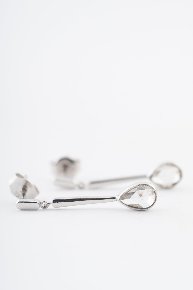 White gold drop earrings with diamond
