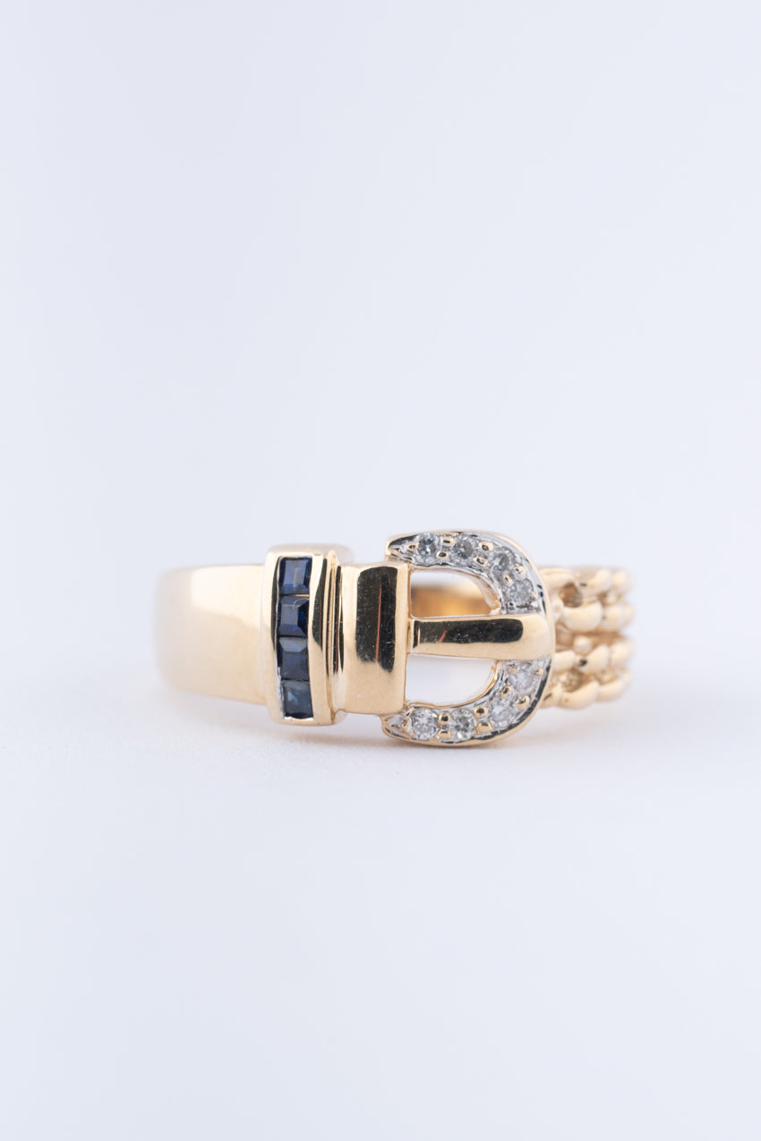 Gouden gesp ring met briljanten en carré geslepen saffieren