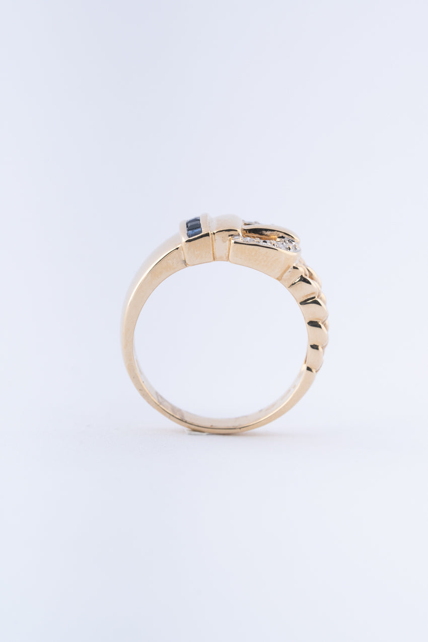 Gouden gesp ring met briljanten en carré geslepen saffieren