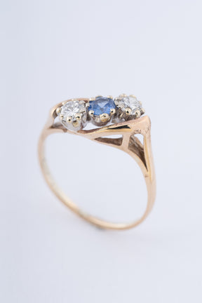 Oude slagring met saffier en briljanten