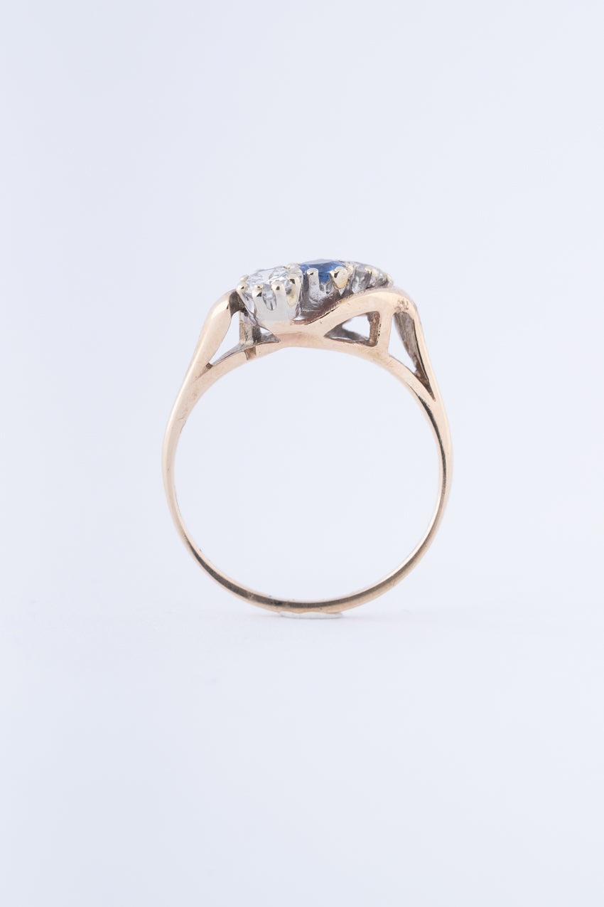 Oude slagring met saffier en briljanten