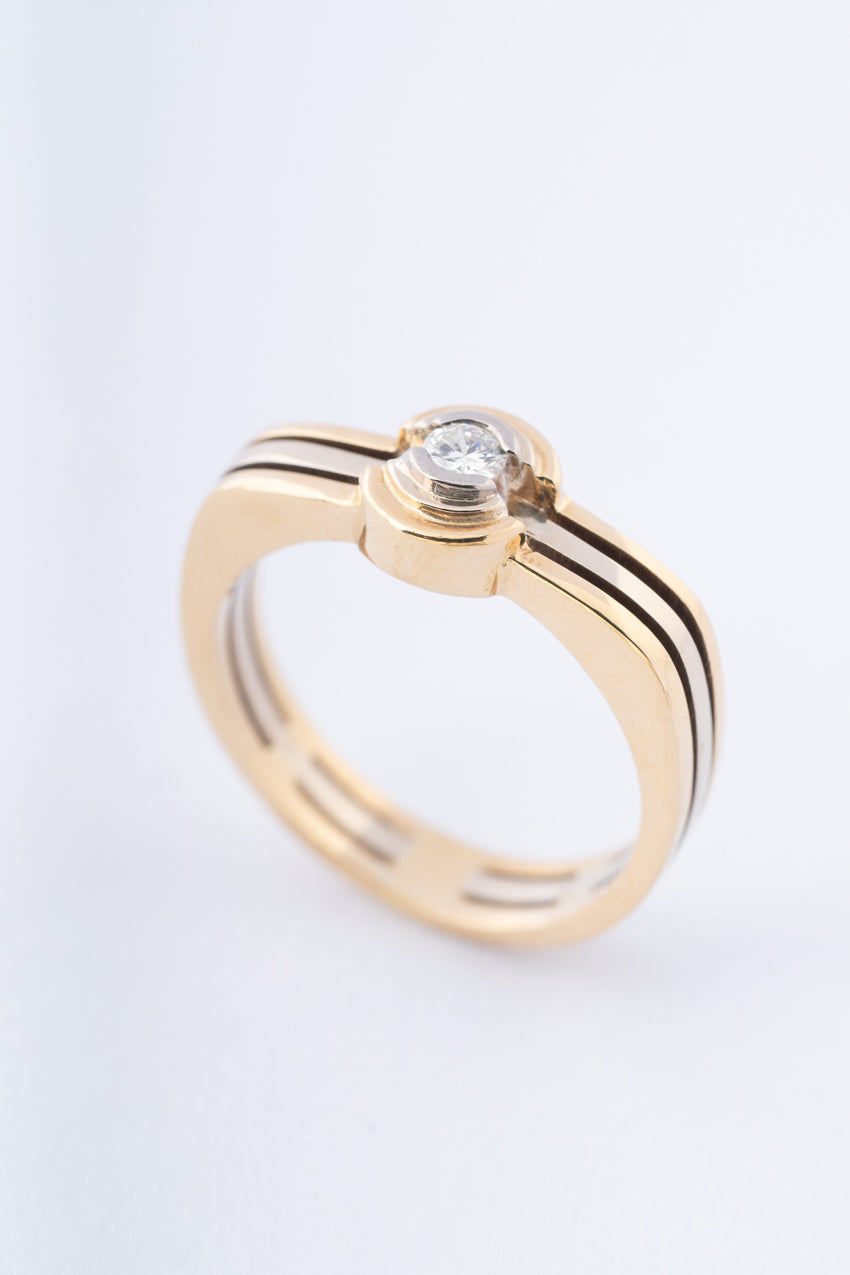 Wit geel gouden ring met een briljant