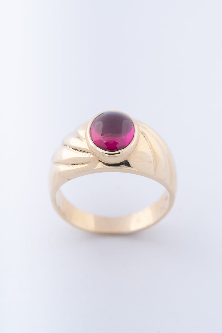 Gouden heren ring met een synth. robijn